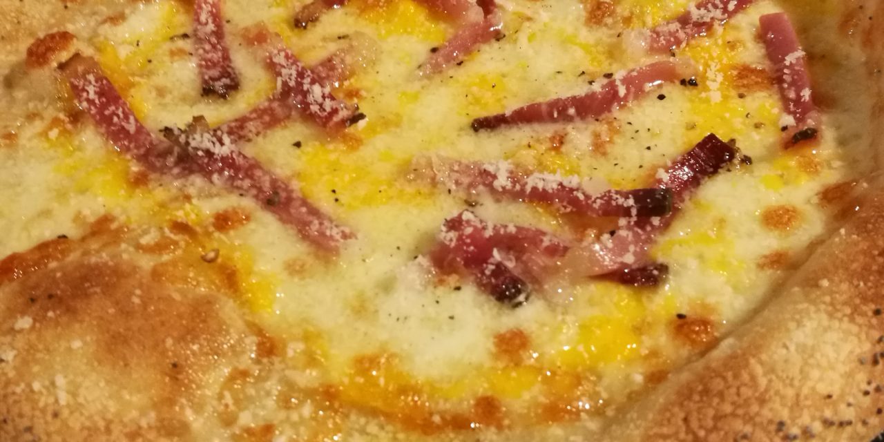 Una pizza alla carbonara (sbagliata) per festeggiare i cento anni dei liquori Carlotto