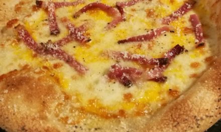 Una pizza alla carbonara (sbagliata) per festeggiare i cento anni dei liquori Carlotto